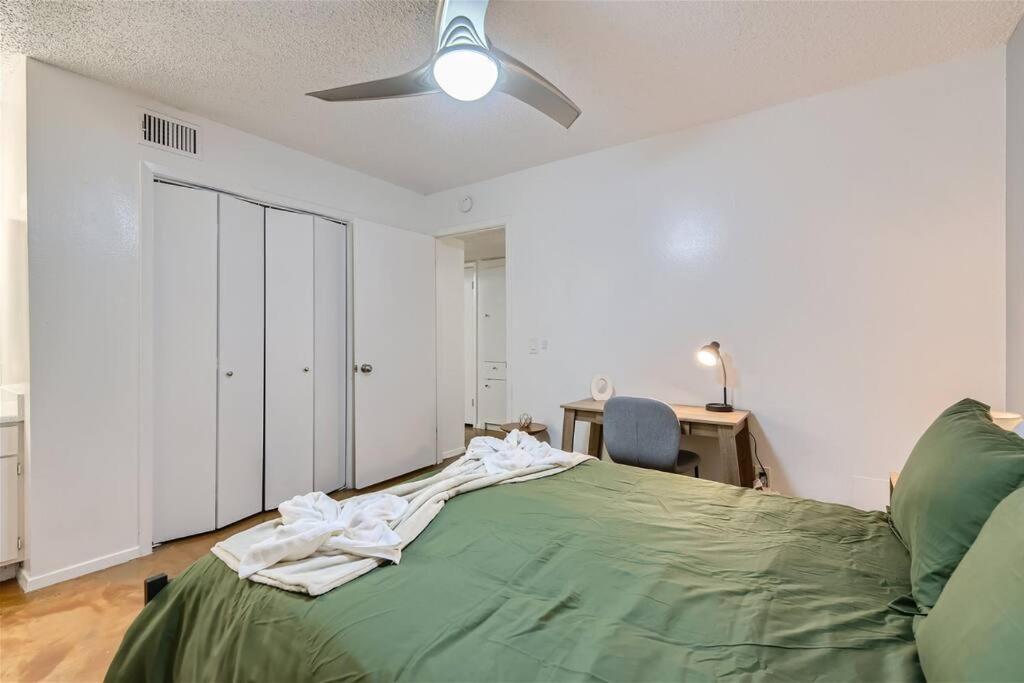 Your 2B Getaway - Sleeps 6 - Pool, Pkg - Walk Dtwn オースティン エクステリア 写真