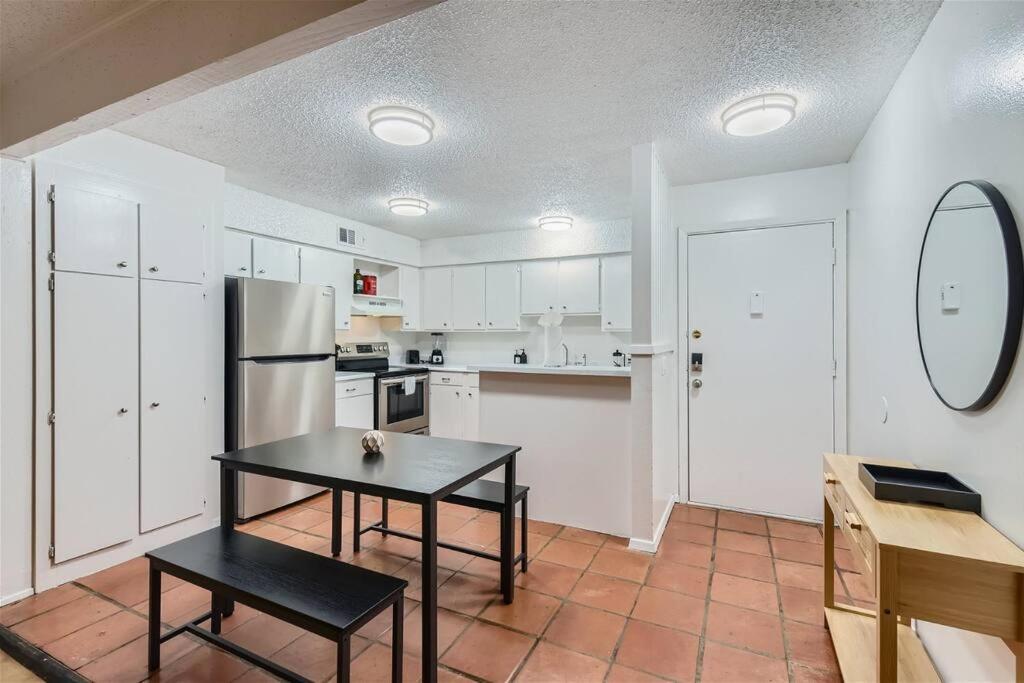 Your 2B Getaway - Sleeps 6 - Pool, Pkg - Walk Dtwn オースティン エクステリア 写真